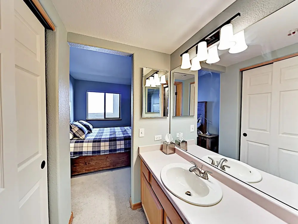 Lakepoint #708 - 3 Br Condo
