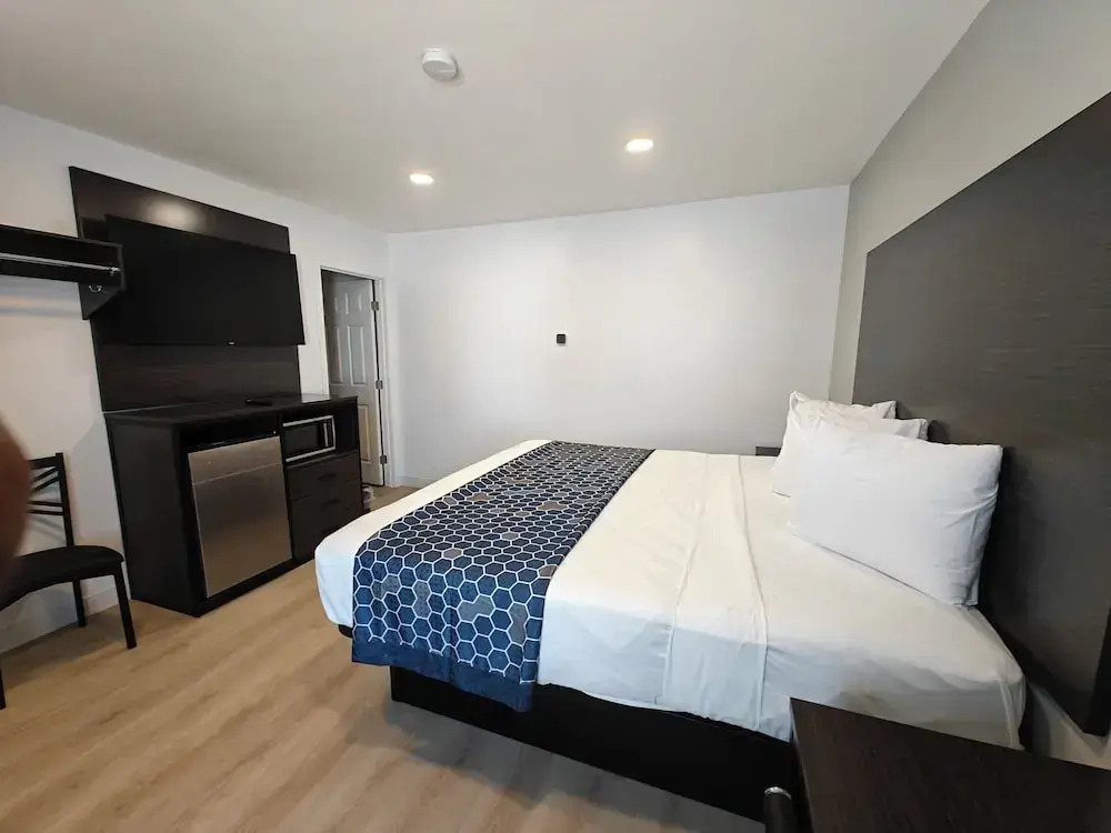 Casa Blanca Inn and Suites