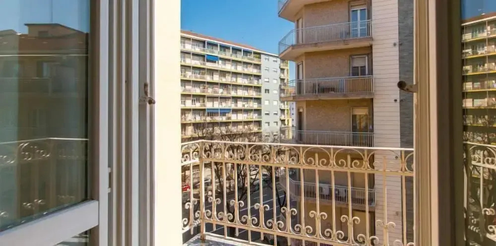Pozzo Strada Bright Apartment - with Balconies