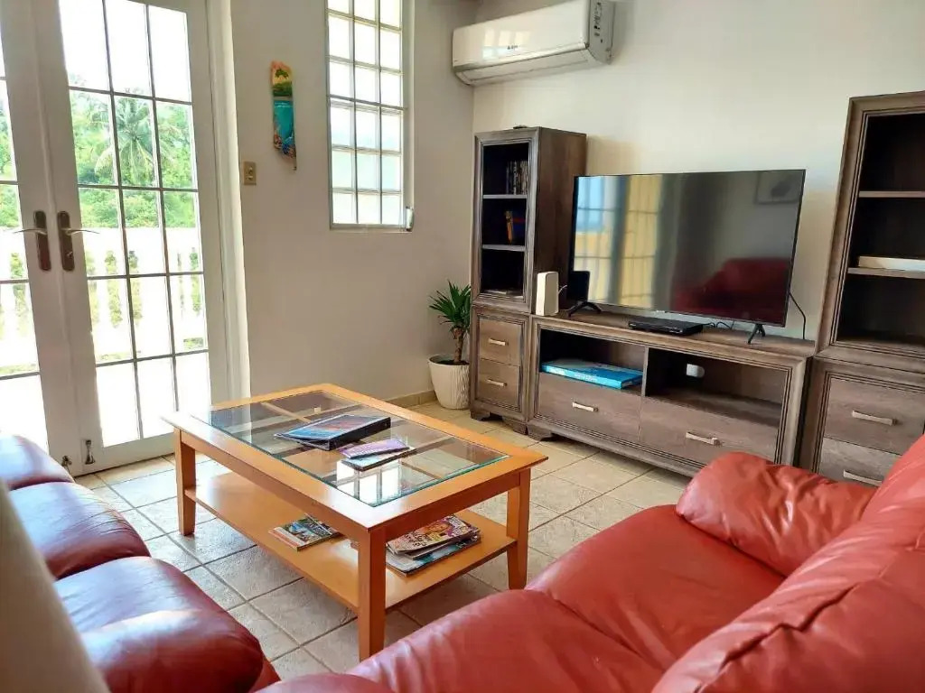3 bdr apt with pool steps from Sandy Beach