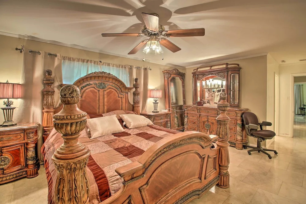 3 Mi to Oaklawn Racing Casino: Spacious Home