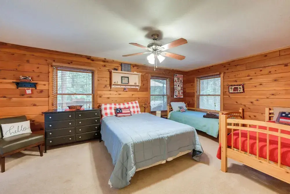 11 Mi to Apple Hill: Pollock Pines Resort Cabin