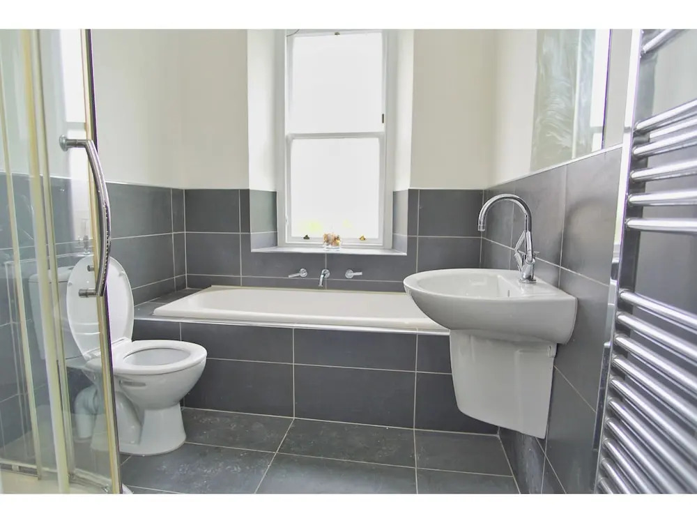 Spacious, Bright, Festival Flat for 6 at Meadows