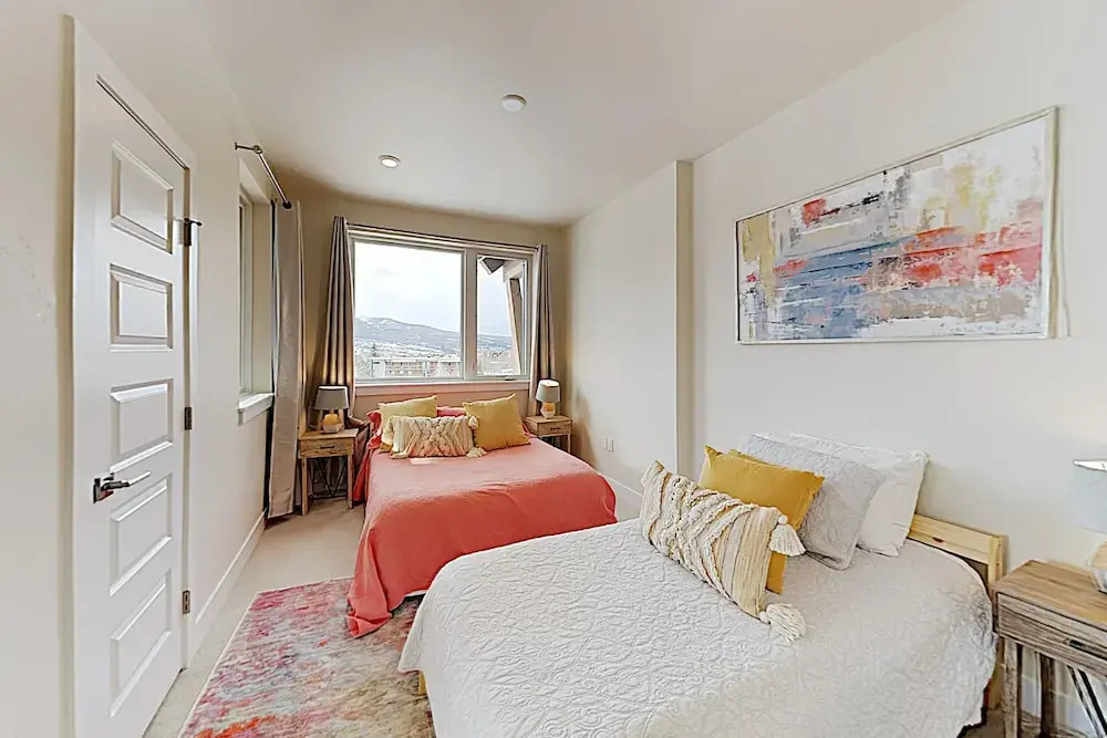 New Listing! Beautiful New Mountain-view 3 Bedroom Condo