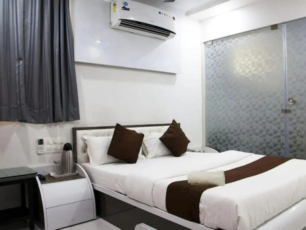Hotel Satellite