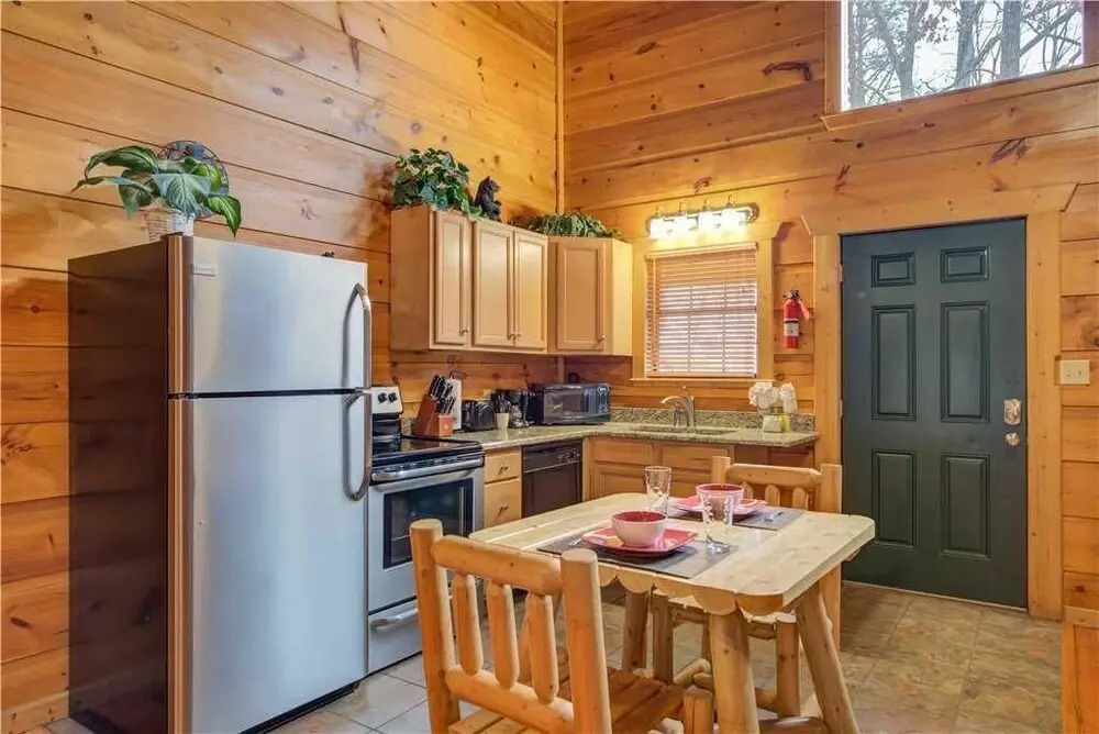Bearadise 1 Bedroom Home with Hot Tub