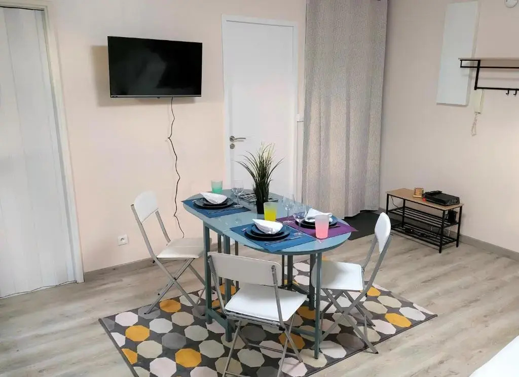 Lovely flat nearby Paris fully redone with free parking on premises and balcony