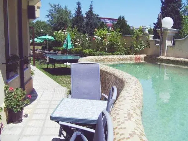Хотел ЮГ / Guest House Yug