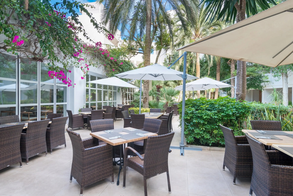 Apartment with shared pool, near the beach