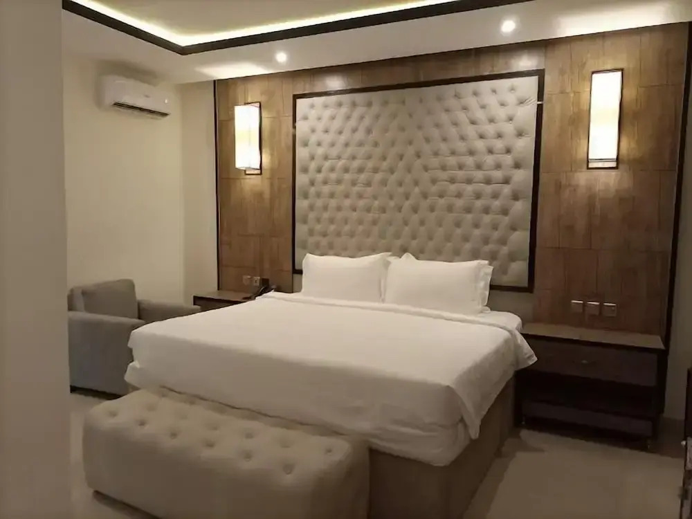 Rento Hotel and Suites