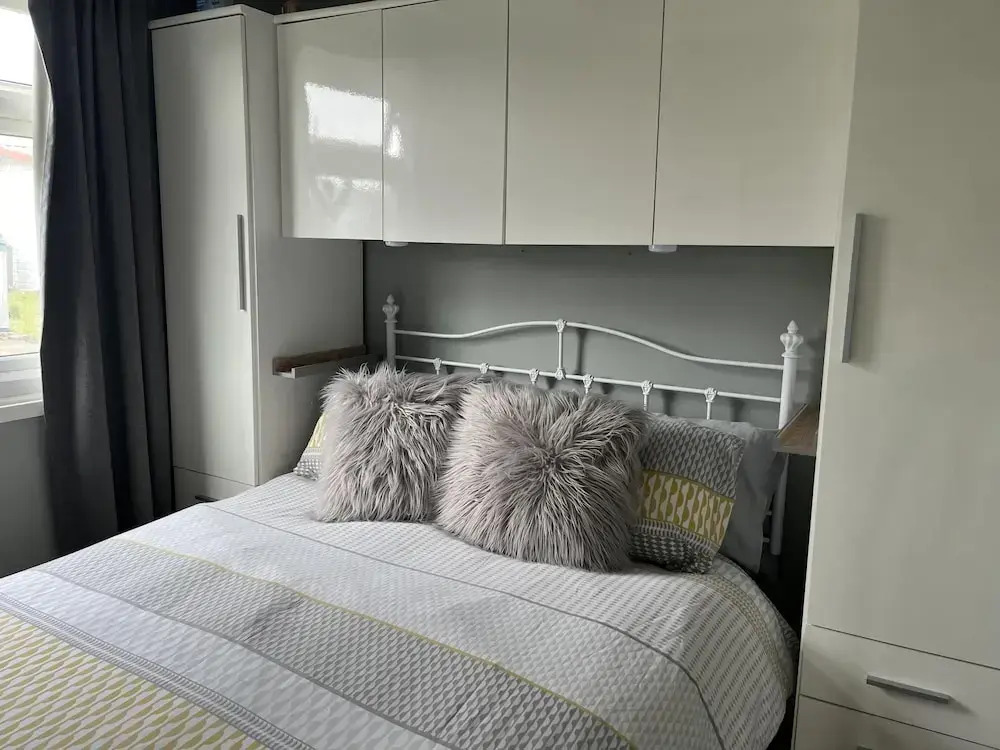 Seasideescape-2br-sleeps4-parking-petsok-fireplace