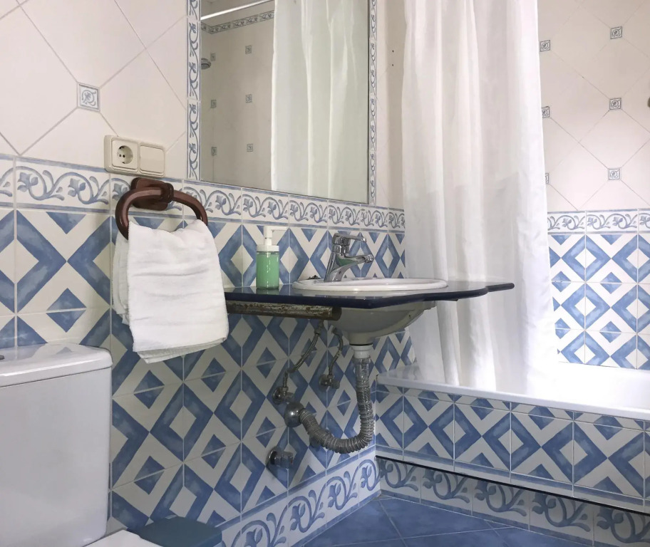 8381 - Large beach side villa in Marbella