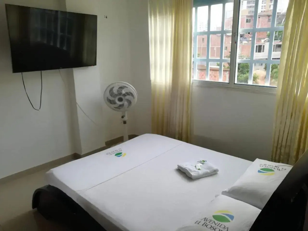 Hotel Avenida El Bosque a 2 cuadras de la clínica foscal y cardiovascular,HIC,Unab