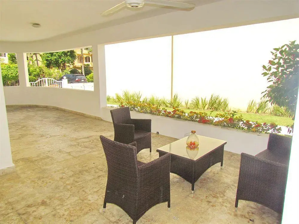 Los Corales Villas & Aparts Ocean View