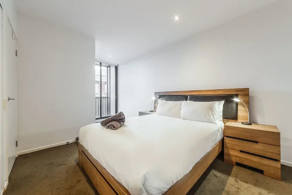Stylish 2 bed 2 bath parking wifi pool