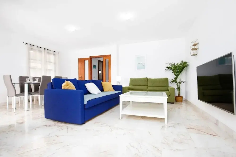 House - Sleeps 6 - Pool - Pet friendly