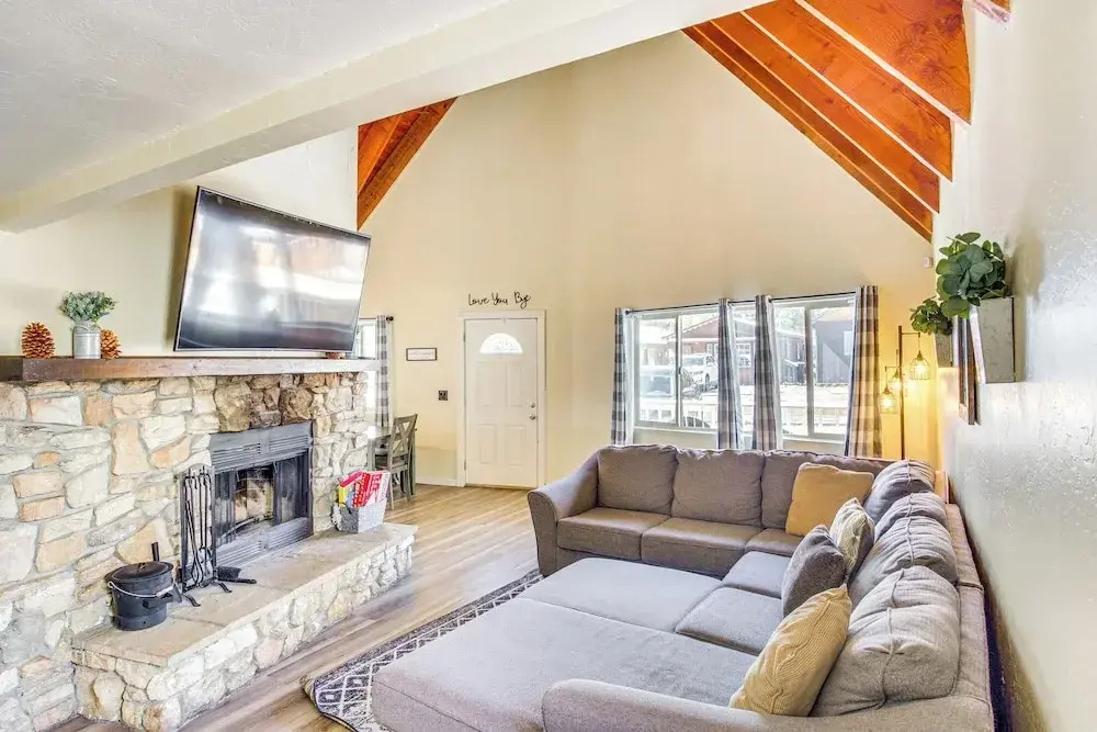 7 Mi to Big Bear Mountain Resort: Winter Getaway