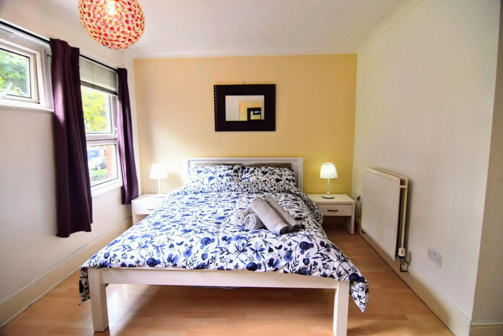 The Brum House - Private garden, 3 TVs with NETFLIX, BBQ, up to 8 guests
