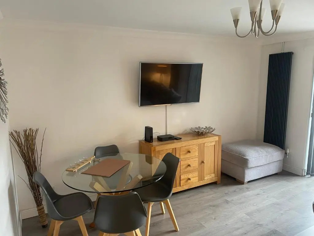 River House 2BR 1 bathroom downstairs toilet Parking St Neots Town Centre