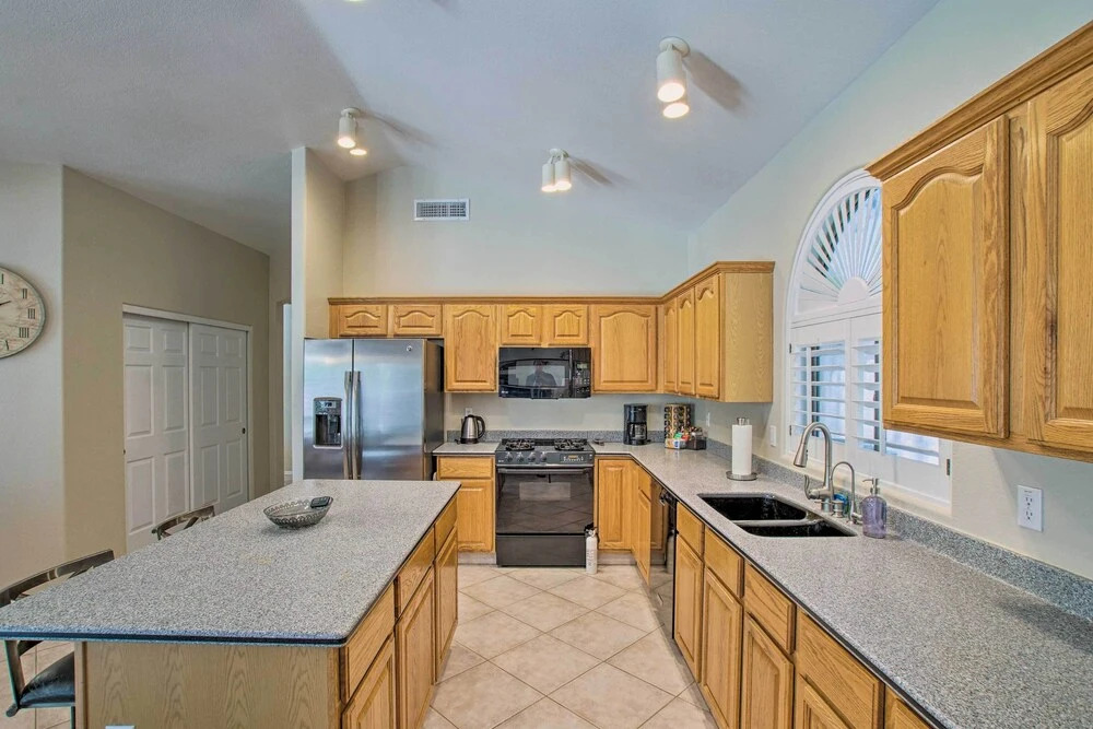 Chandler Retreat w/ Pool, Hot Tub & Grill!