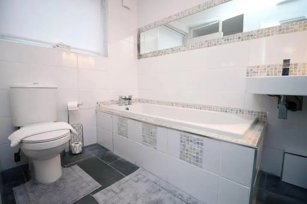 Stylish Home in Port Tennant - 4BR Free Parking!