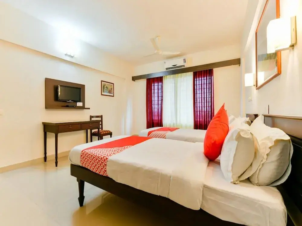 OYO 16663 Plaza Suites Hotel