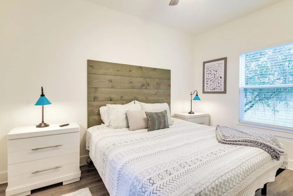 1 Mi to Beach: Retreat w/ Large Yard in Rockport