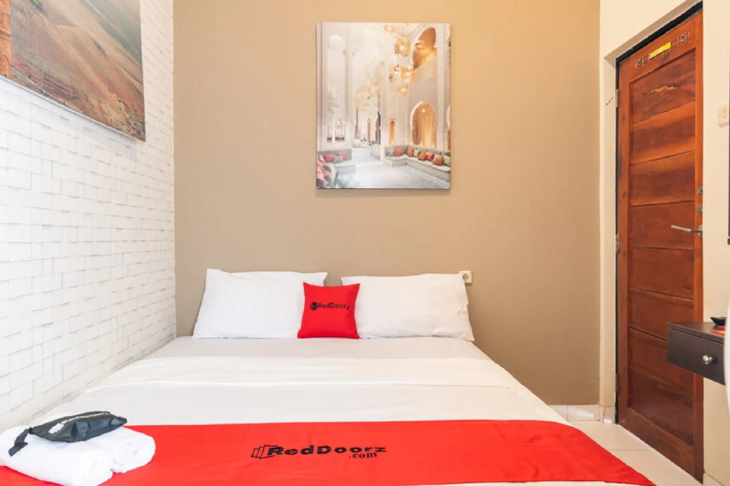 RedDoorz Plus near Hayam Wuruk 2