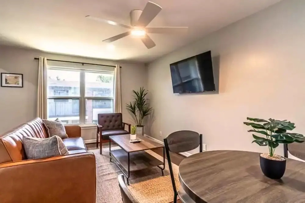 1BR in the Heart of Montrose! Free Parking 11-pr828684