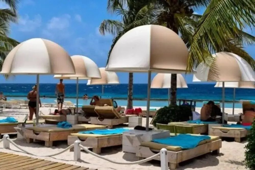 Beautiful Villa with pool near the beach for groups
