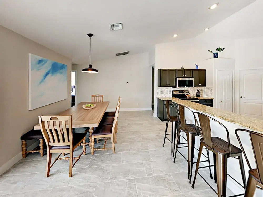 Chic Canalfront - 4 Br Home