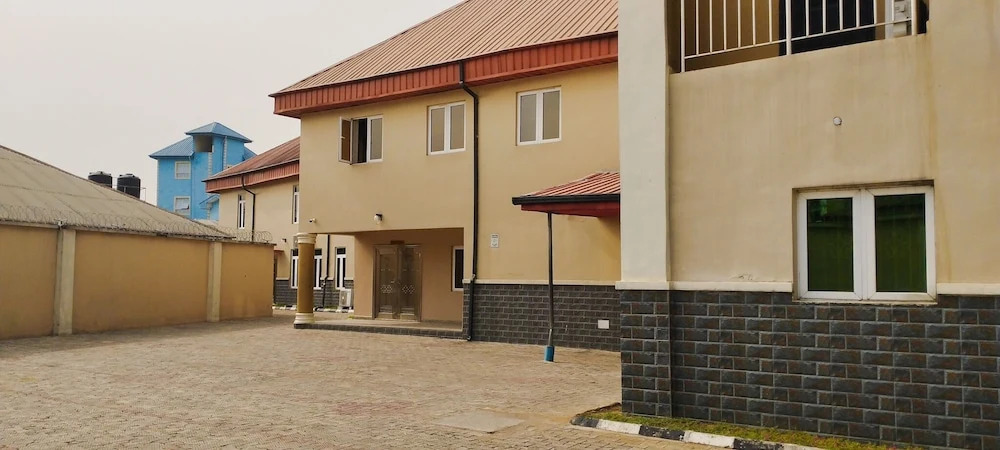 Breakfort Hotel and Suites