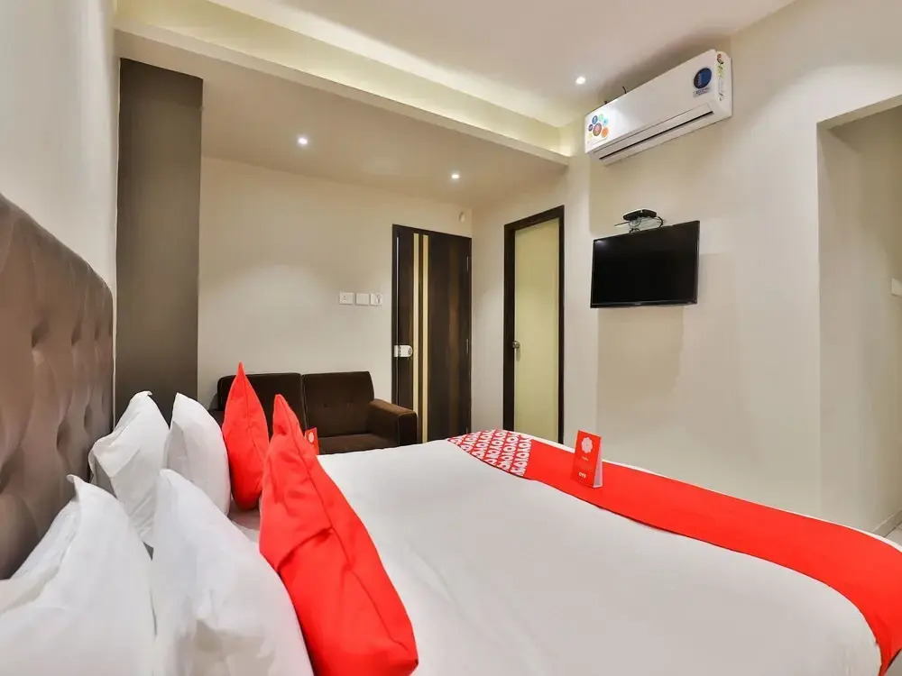 OYO 16122 Hotel Navya Palace