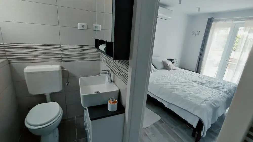 Apartment and Room Bitinada