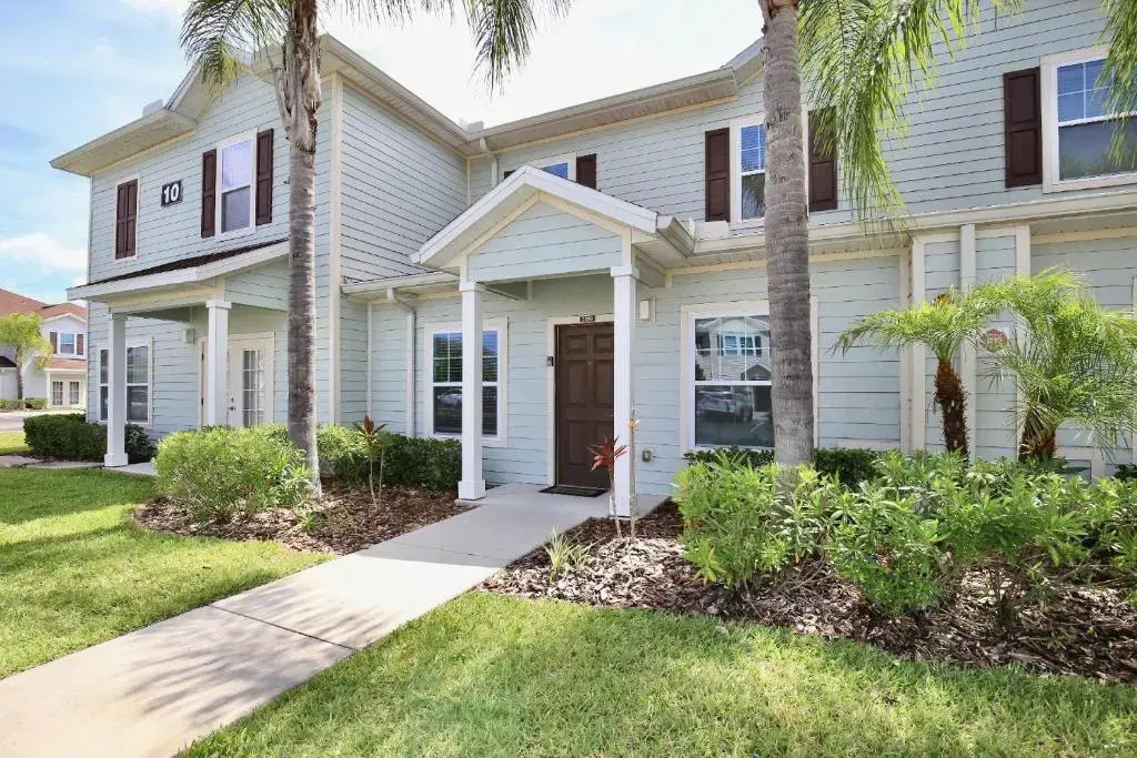 3 Bedroom townhouse in gated community with gym and pool 10 min to Disney