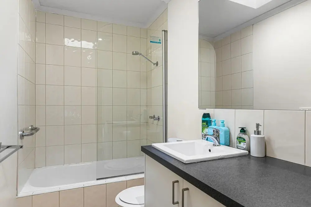 2-bed Townhouse Retreat in Sandy Bay With Parking