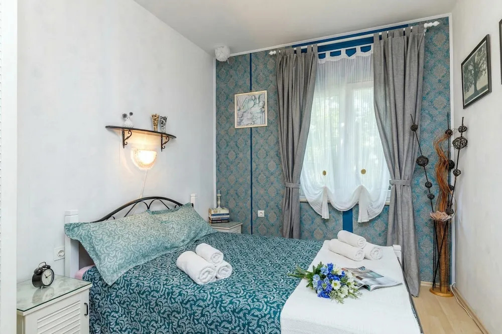 Cozy Home with Private Garden - Happy Rentals