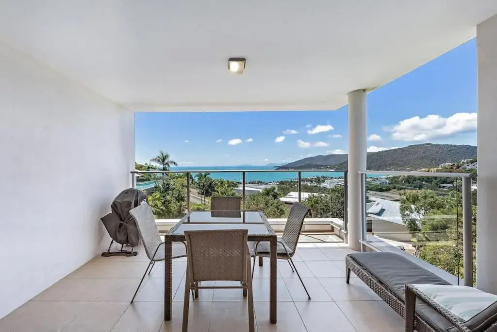 Three B Airlie 2 bedroom unit Seaviews & Pool