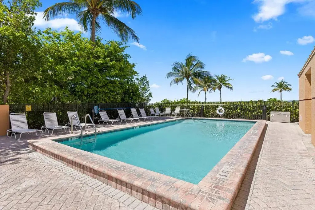 Estero Island Beach Villas 203, 2 BR, Gulf Front, Heated Pool, Sleeps 8