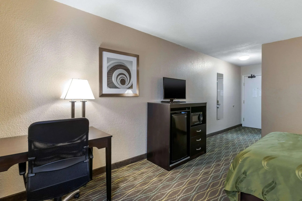 Quality Inn & Suites Des Moines - Merle Hay Road