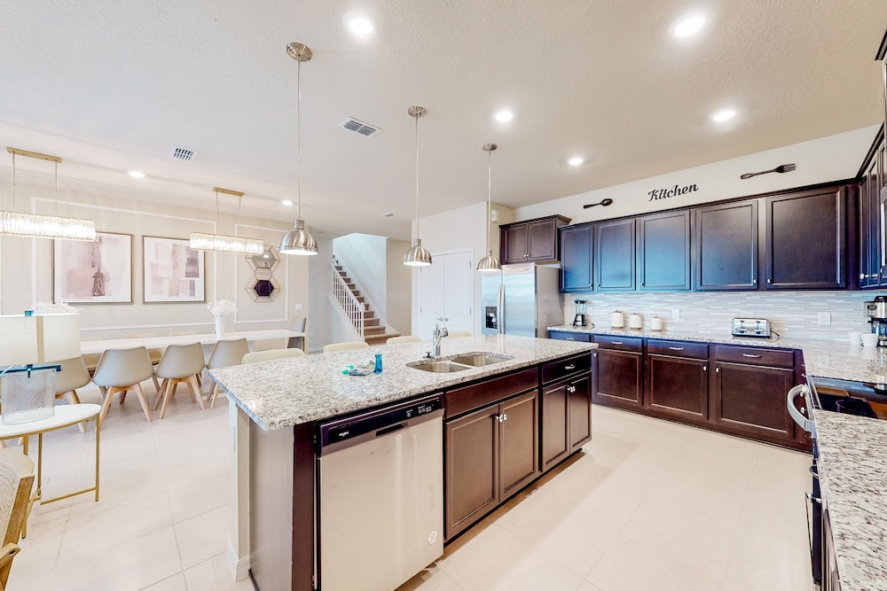 Exquisite Home With Pool, Lanai, Game Room, Central AC, & Washer/dryer
