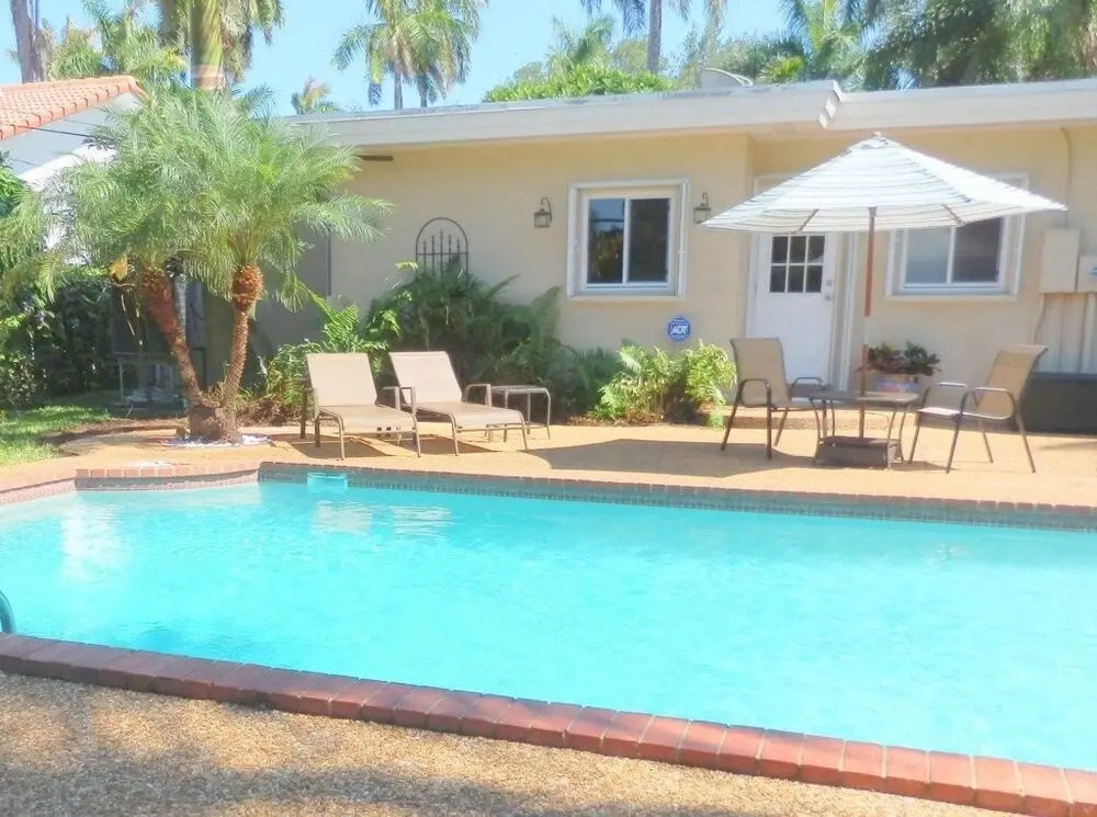 Lake Breeze 3/2.5 for 8 Large Pool Great Location