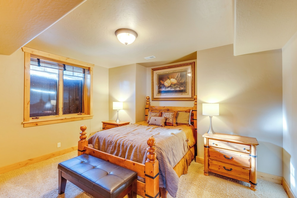 Ski-in/ski-out! Mtn-view Donnelly Home w/ Hot Tub