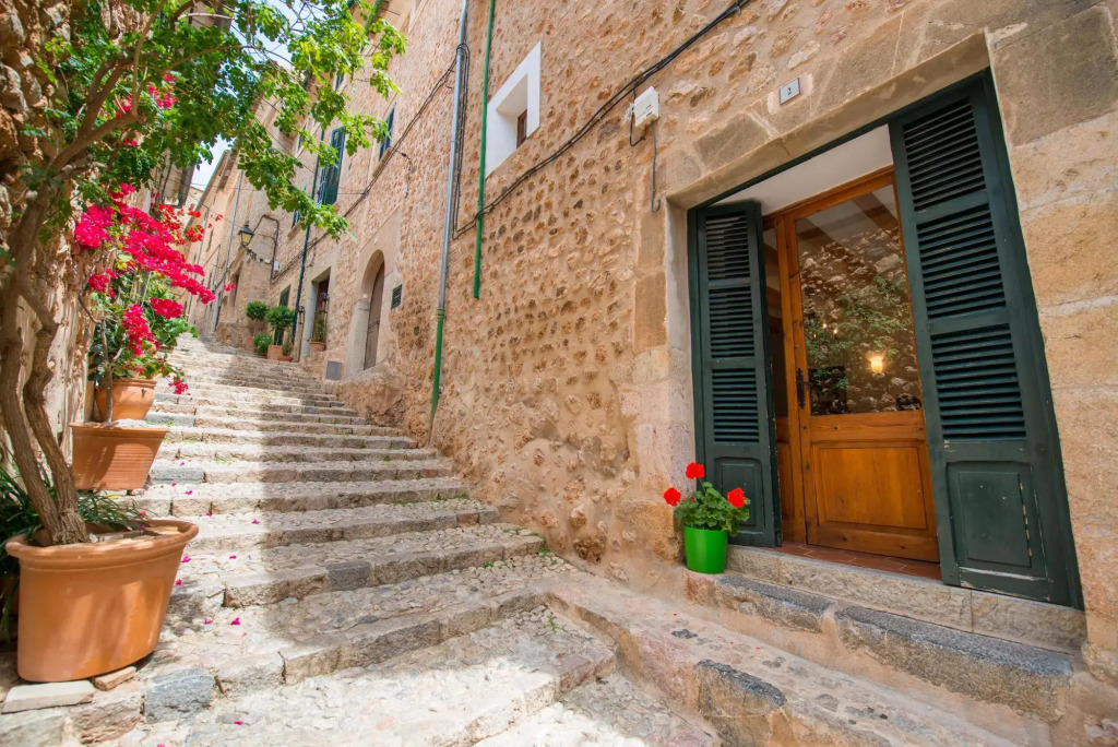 CAN MATEU - Chalet with terrace amidst the Tramuntana mountain range, a few km from Biniaraix  and Fornalutx. Free WiFi