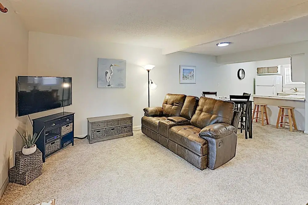 New Listing! Beachside , 1 Block To Waves 2 Bedroom Townhouse