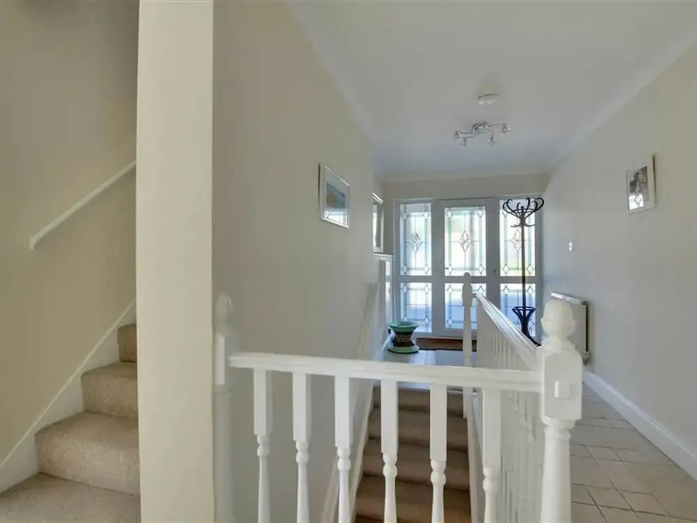 Comfortable and Luxurious Family Home With Beautiful Sunny Garden, Close to the Beach