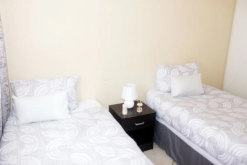 Cozy 3 Bed Duplex ,sleeps 6 With Double Bathroom