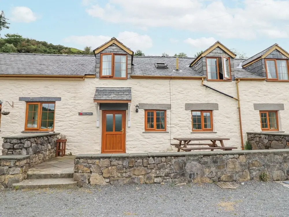 Llys-y-wennol