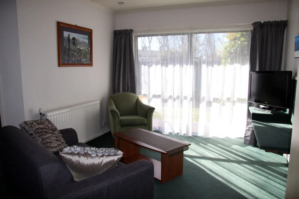 The Lakes Motel