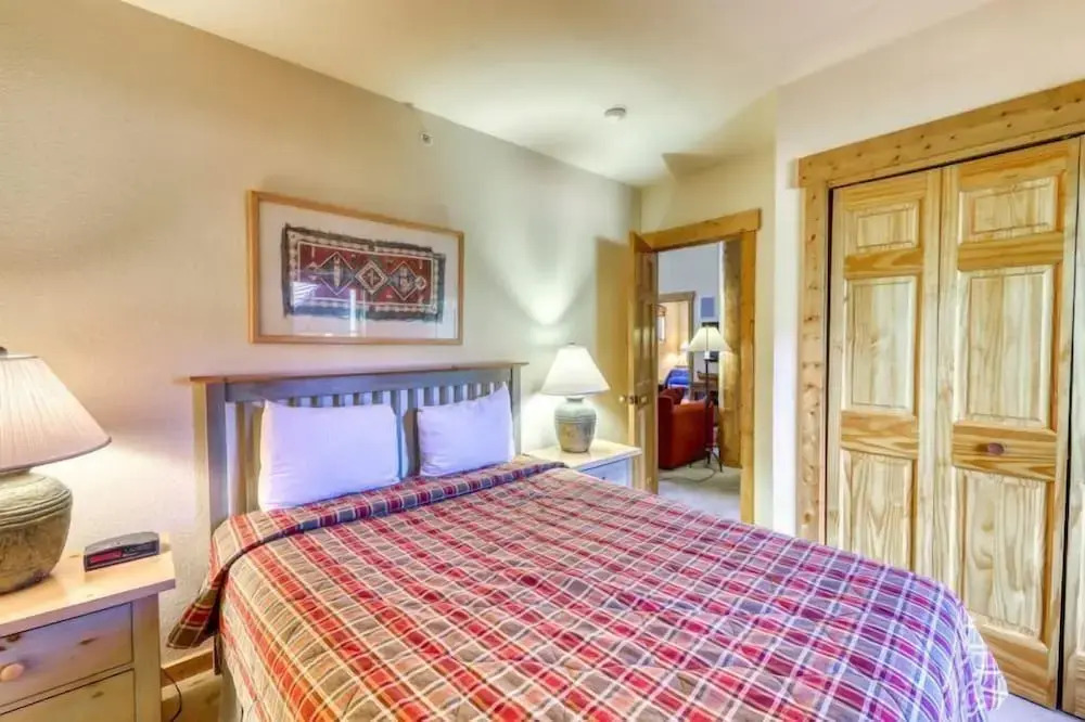Spacious 4 Bedroom Mountain Vacation Rental With Private Hot Tub and Free Shuttle to Slopes